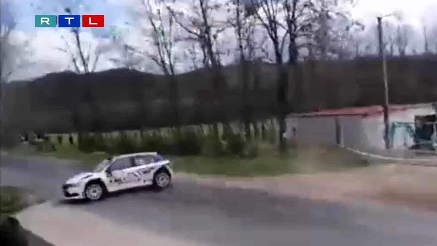 Videón a baleset: a nézők közé csapódott az autó az Esztergom-Nyerges Rallyn