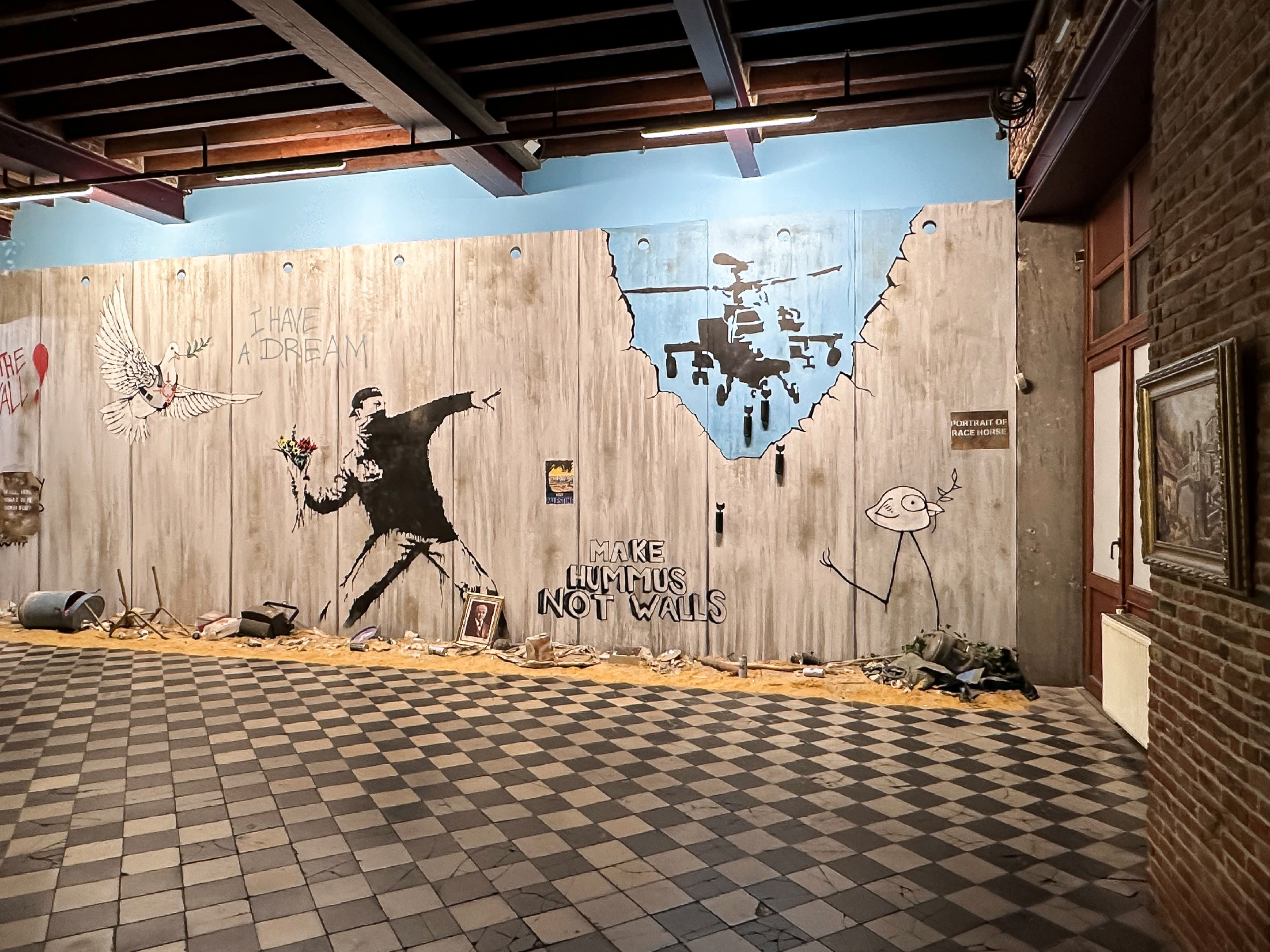 Budapestre érkezik a világhírű Banksy kiállítás