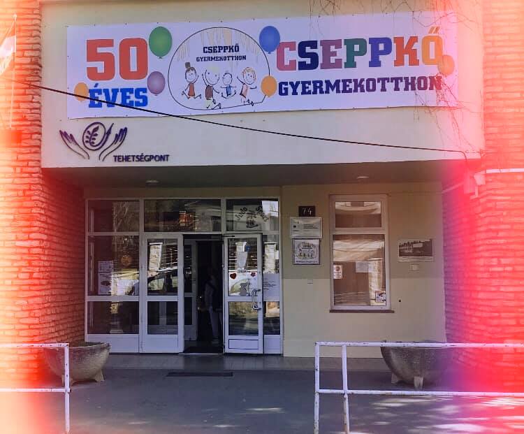 Népszava: Két kislánnyal fürdött és aludt a Cseppkő Gyermekotthon nevelője, fideszes javaslatra az igazgatót később mégis kitüntették