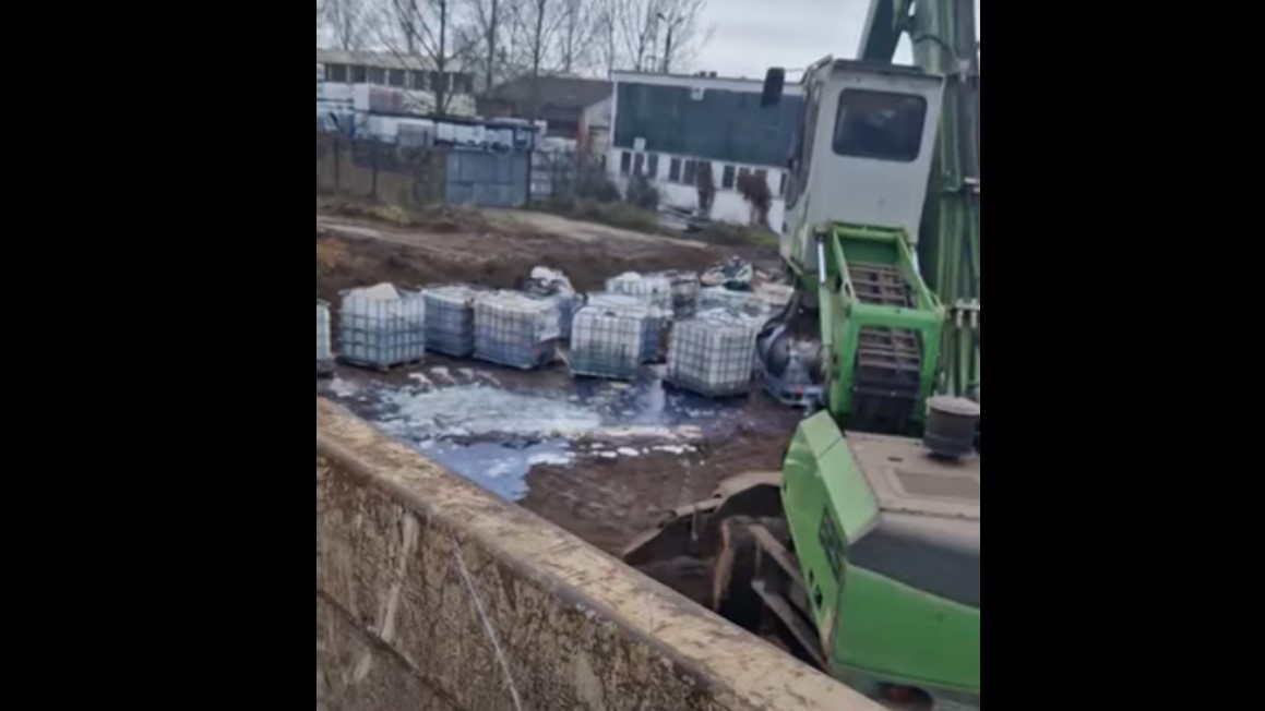 Videó: az Éltex hajdúhadházi akkus hulladéktelepén a talajra folyik a színes anyag