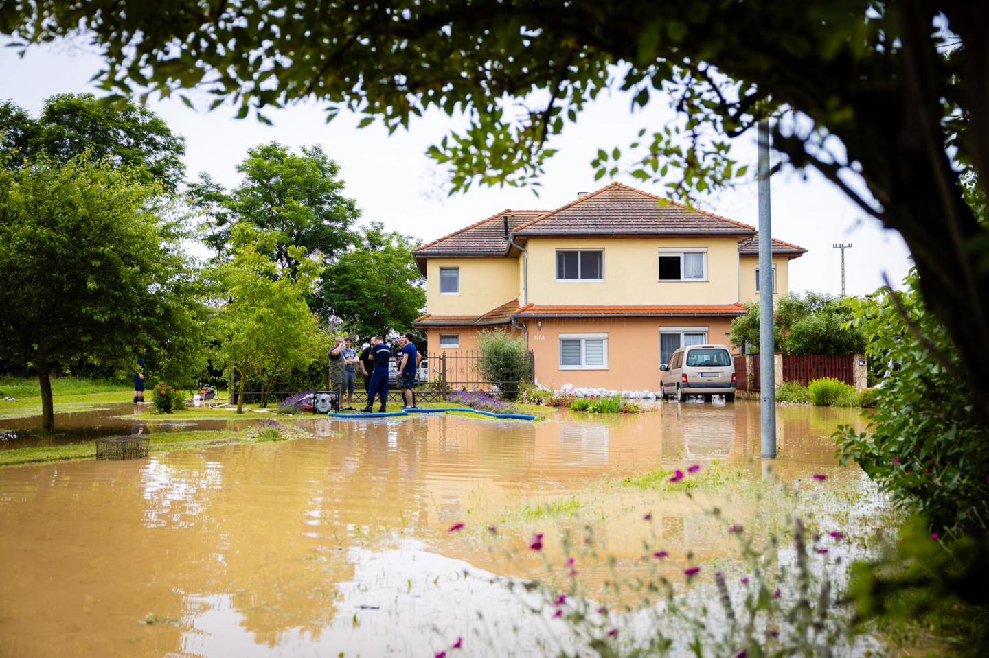 Szombathelyen utcákra tört be, házakat veszélyeztet a víz