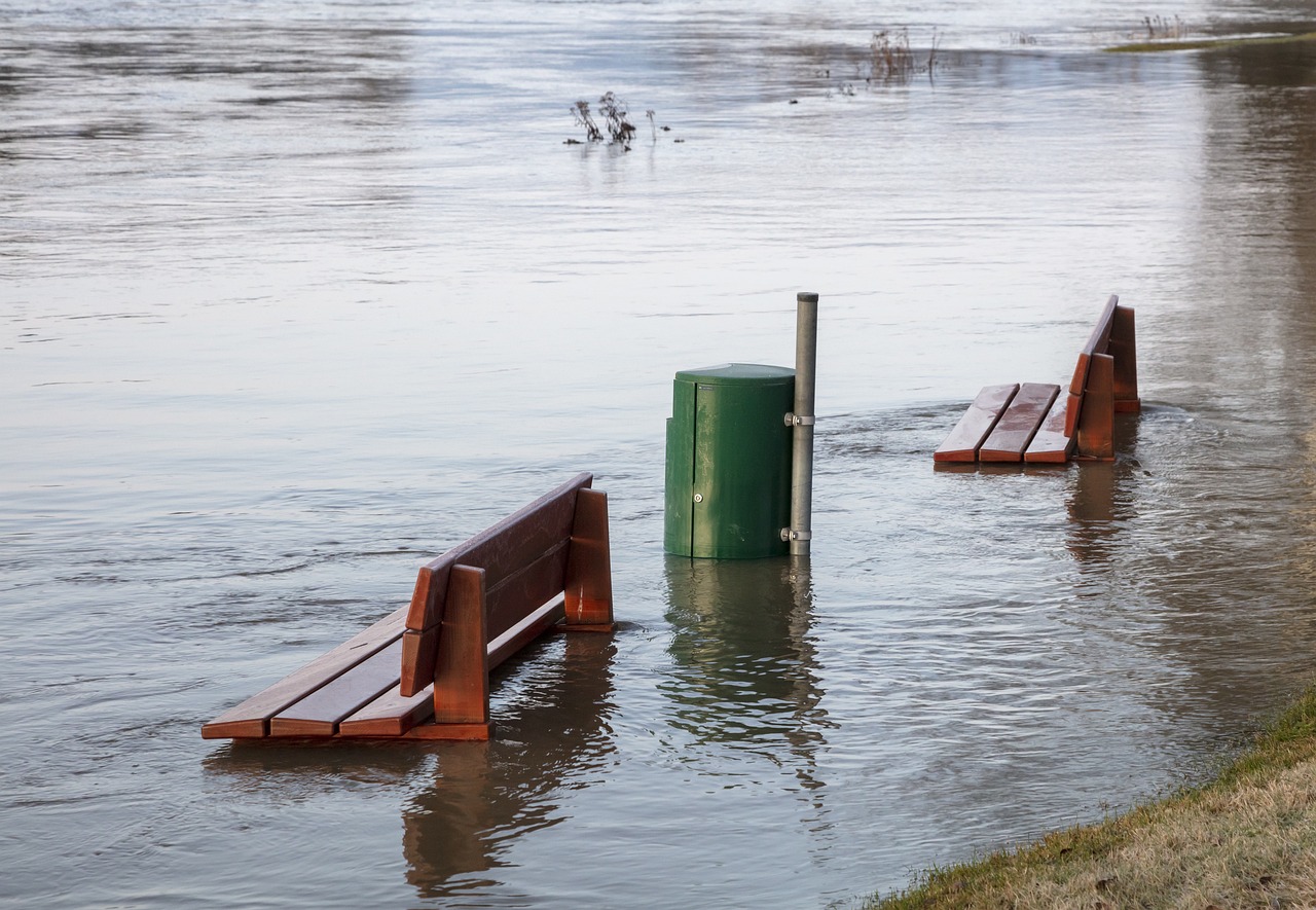 Már a kisebb folyók mentén is a lakosság segítségét kérik az árvíz elleni védekezésben