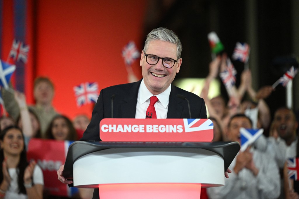 Történelmi vereség a brit választáson: elbuktak a konzervatívok, a Munkáspárt nyert