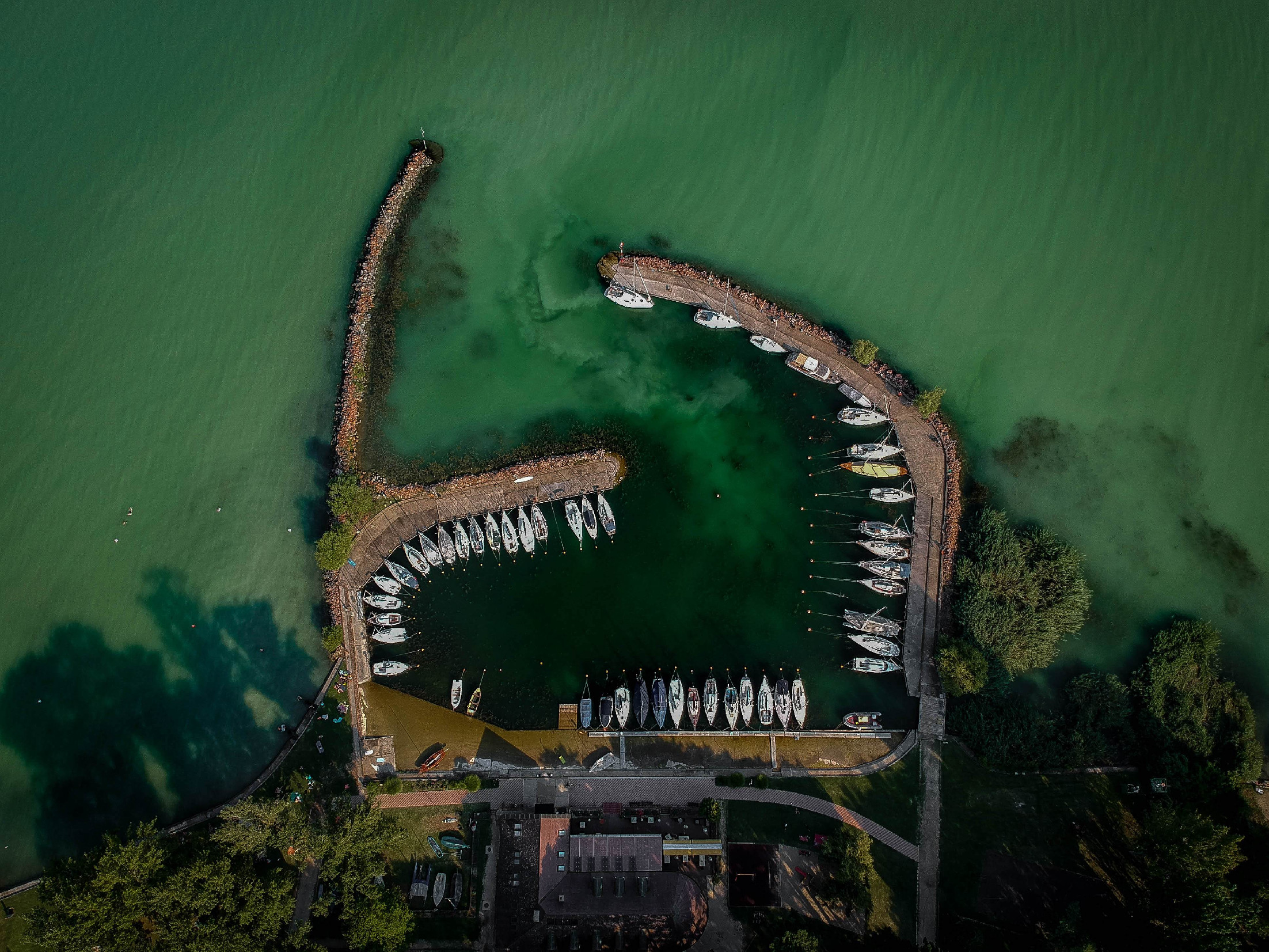 Csendben és brutálisan apad a Balaton és a Velencei-tó