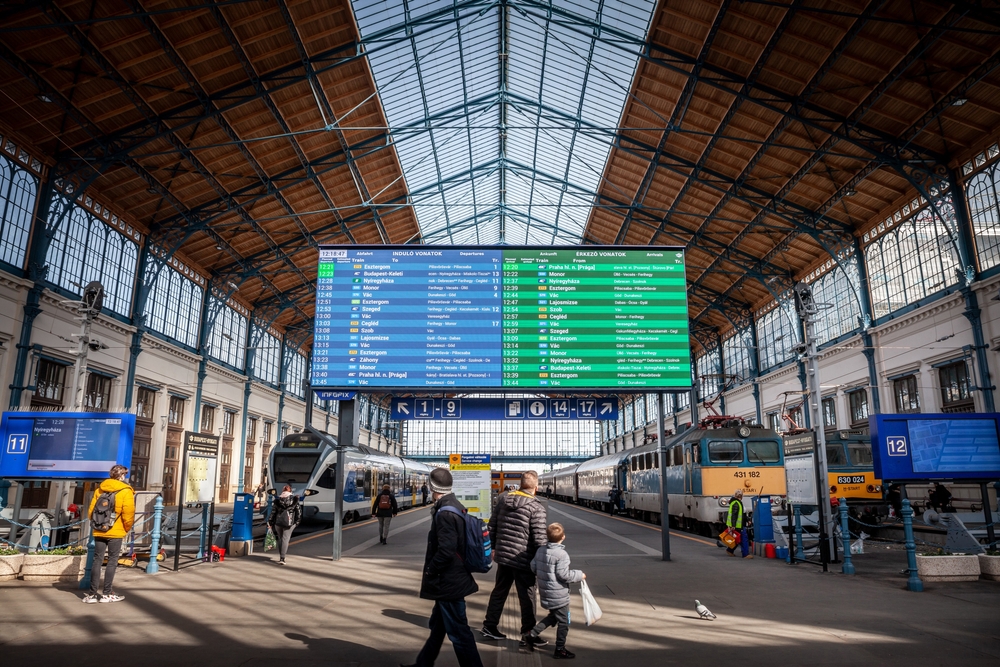 A Keleti pályaudvaron kigyulladt egy vonat, egy embert kórházba szállítottak