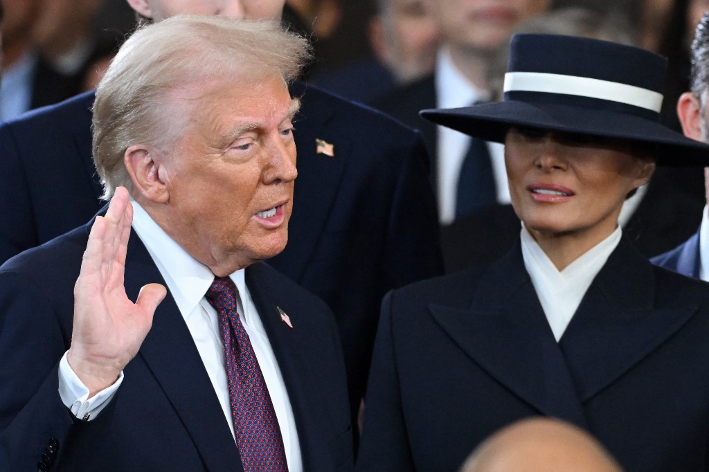 Letette esküjét Donald Trump, beiktatási ceremóniáján Melania Trump beszédes ruhakölteményt viselt