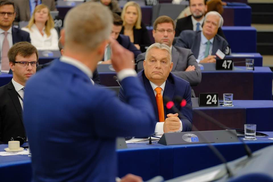 Kémbotrány: Magyar Péter feljelenti Orbán Viktort