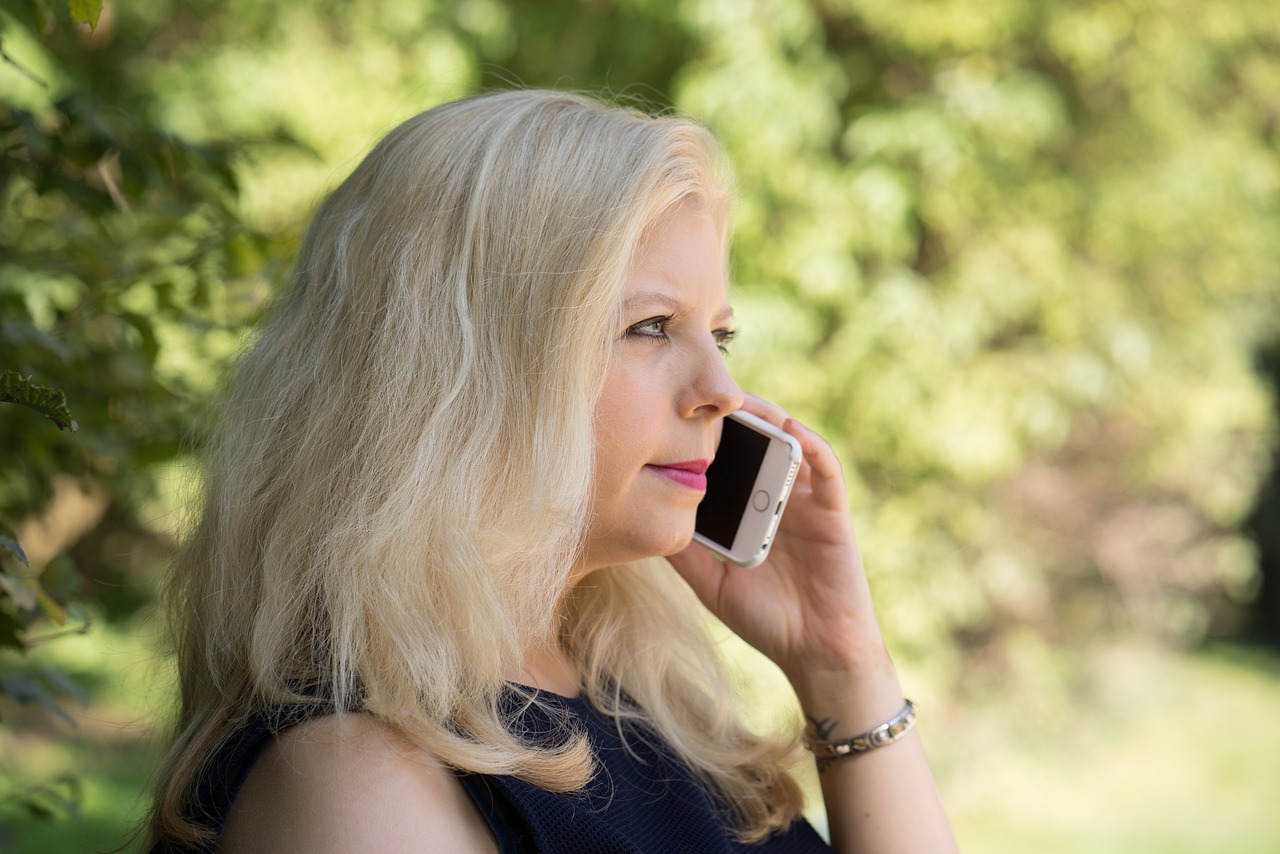 Súlyos bőrbetegséget okozhat a telefon – erről nem szabad megfeledkezni