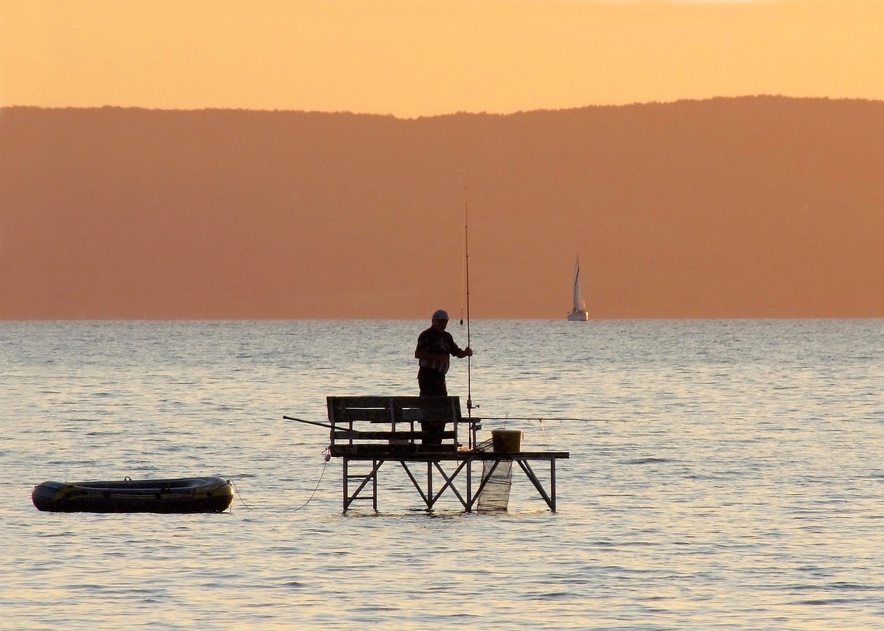Hajóval csapnak le a szabályszegőkre a Balatonon