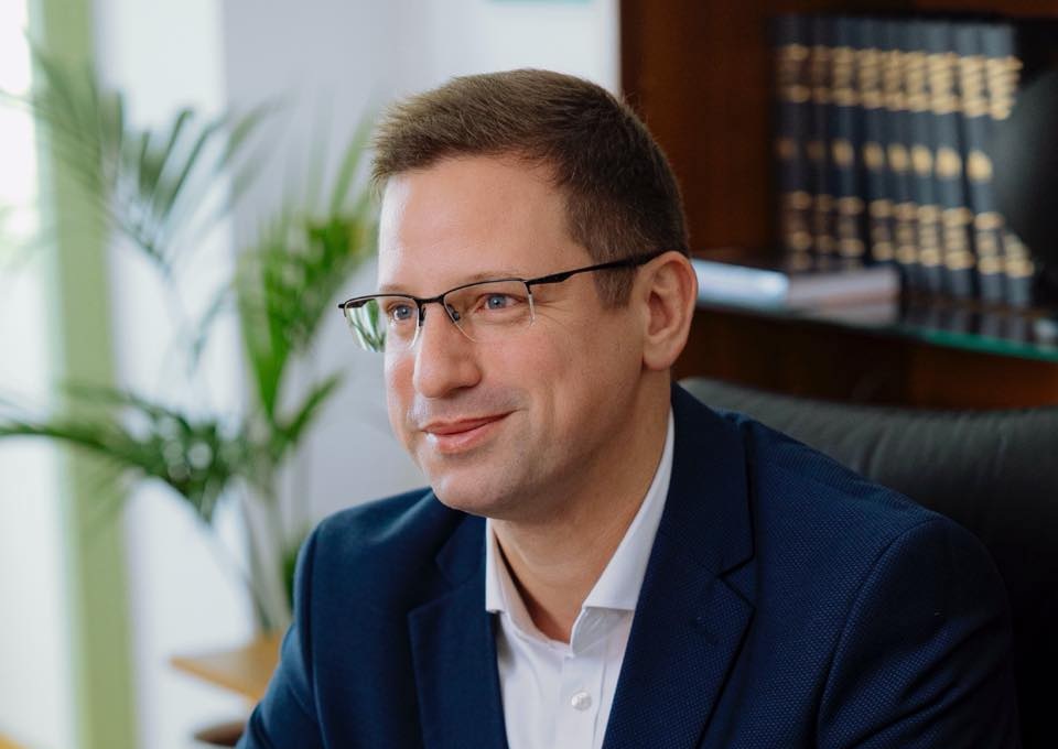 Apa lett Gulyás Gergely, 7 hónappal az esküvő után jött a gyermekáldás