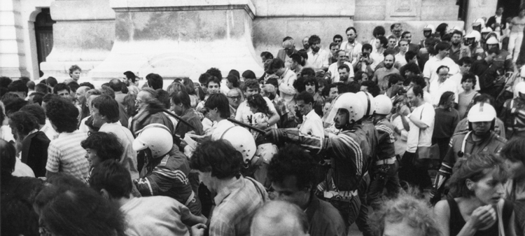 1988. jnius 16. Tmegoszlats az MTV szkhza eloýtt Nagy Imre s mrtrtrsai kivgzsnek 30. vforduljn