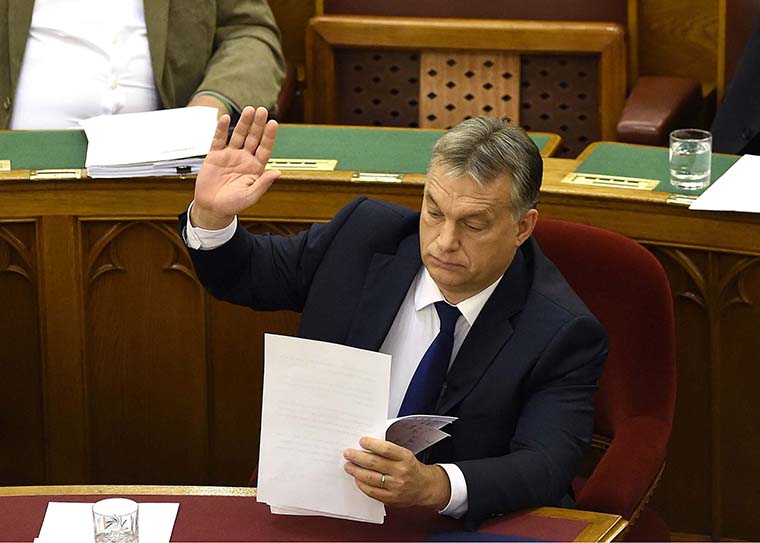 Orbán Viktor szavaz az Országgyűlés plenáris ülésén 2016. október 17-én. Fotó: MTI / Bruzák Noémi