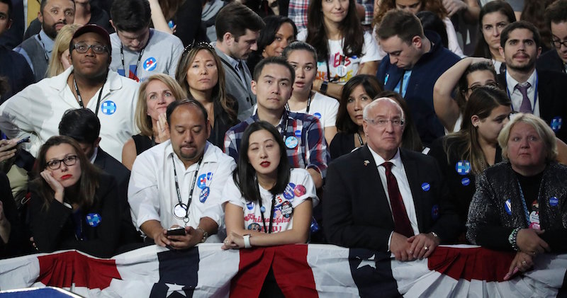 New York, 2016. november 9. Hillary Clinton demokrata párti jelölt támogatói az amerikai elnökválasztás eredményeinek alakulását figyelik egy kivetítőn New Yorkban 2016. november 8-án. (MTI/EPA/Peter Foley)