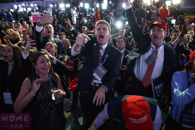 New York, 2016. november 9. Donald Trump republikánus párti jelölt támogatói az amerikai elnökválasztás eredményeinek alakulását figyelik New Yorkban 2016. november 8-án. (MTI/AP/Evan Vucci)