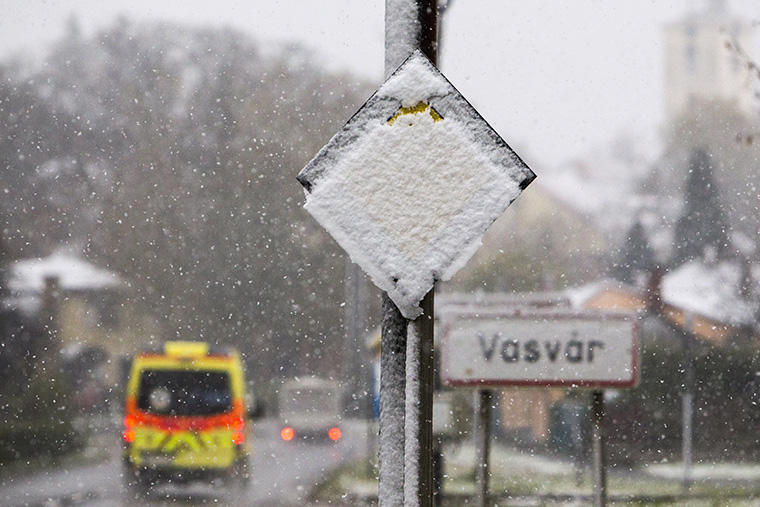 Behavazott közúti jelzőtábla a 74-es úton Vasváron 2016. november 12-én.  Fotó: MTI / Varga György