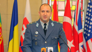 Rumen Radev egyenruhában Forrás: armymedia.bg