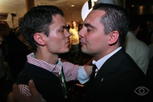 Vona Gábornak, a Jobbik elnökének gratulál egy pártaktivista a 2009. június 7-ei EP-választások éjszakáján. Fotó: Simonyi Balázs