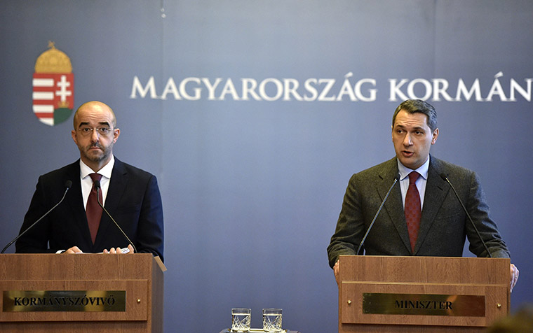 Lázár János, a Miniszterelnökséget vezető miniszter szokásos heti sajtótájékoztatóját tartja az Országházban 2016. november 17-én. Mellette balra Kovács Zoltán kormányszóvivő. Fotó: MTI / Máthé Zoltán