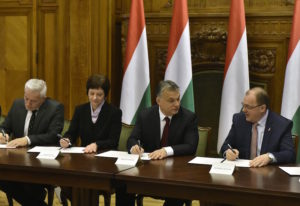 Ünnepélyes aláírás Fotó: MTI/ Máthé Zoltán
