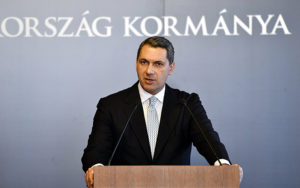 Lázár János, a Miniszterelnökséget vezető miniszter szokásos heti sajtótájékoztatóját tartja az Országházban 2016. november 24-én. Fotó: MTI / Illyés Tibor