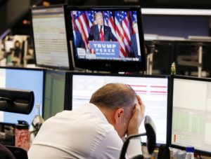 Egy bróker hallgatja Donald Trump győzelmi beszédét a Frankfurti Értéktőzsdén MTI/AP/Michael Probst