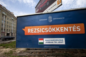 Rezsicsökkentést propagáló óriásplakát a budapesti Bécsi úton.