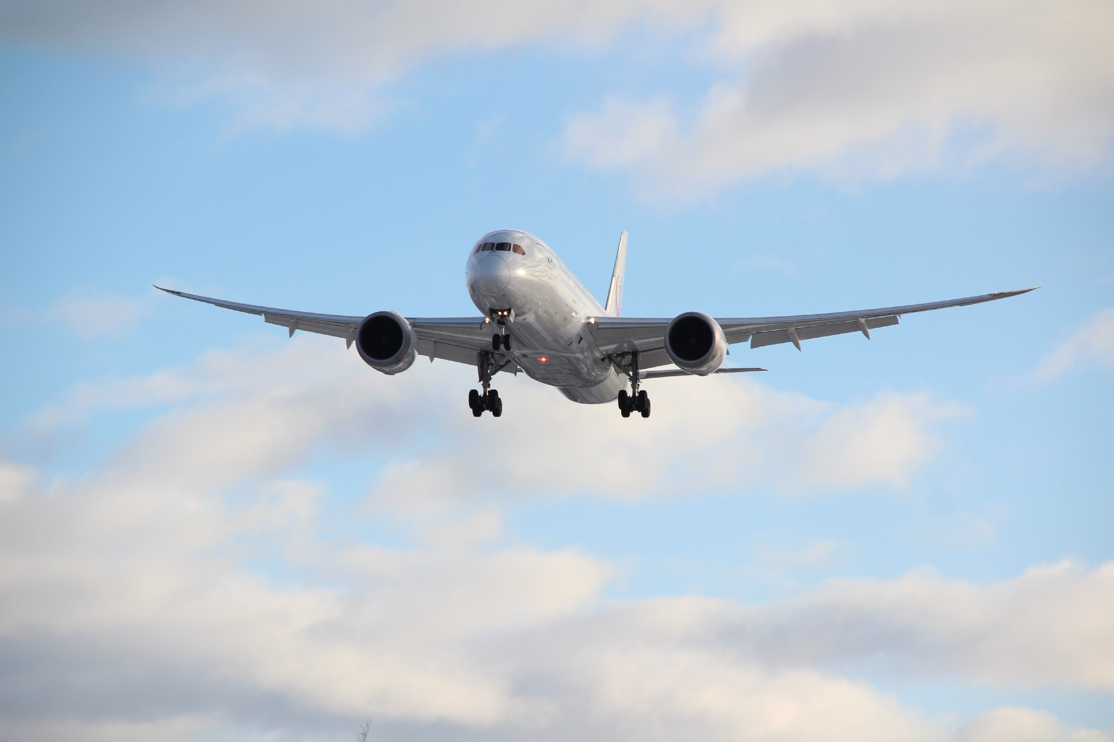 Derült égből Boeing: parkoló autóra zuhant egy Boeing lámpája Biatorbágyon