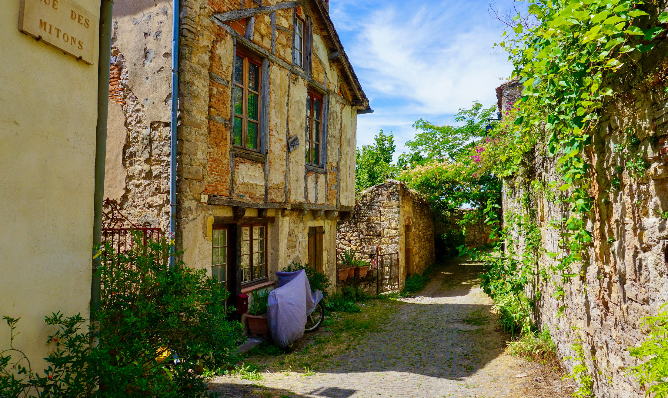 Egy francia faluban köszönik, de nem kérnek az utcanevekből