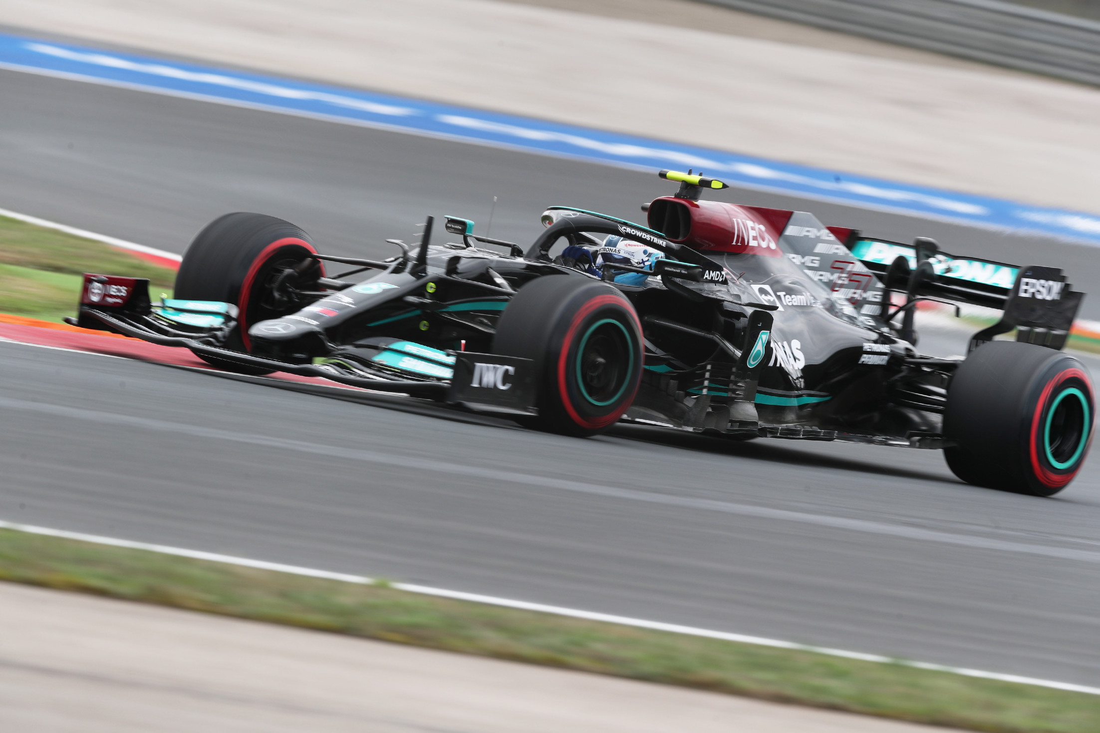 Hamilton nyerte az időmérőt, de Bottas indulhat az élről az F1-en