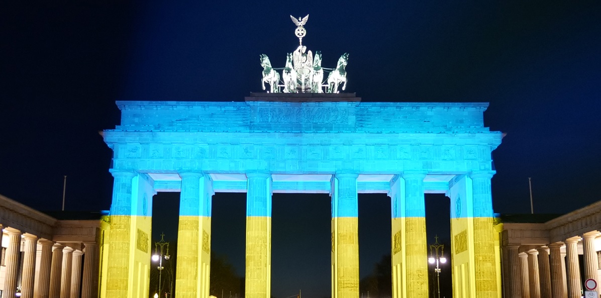 Ukrán nemzeti színekbe borult Berlin nevezetessége