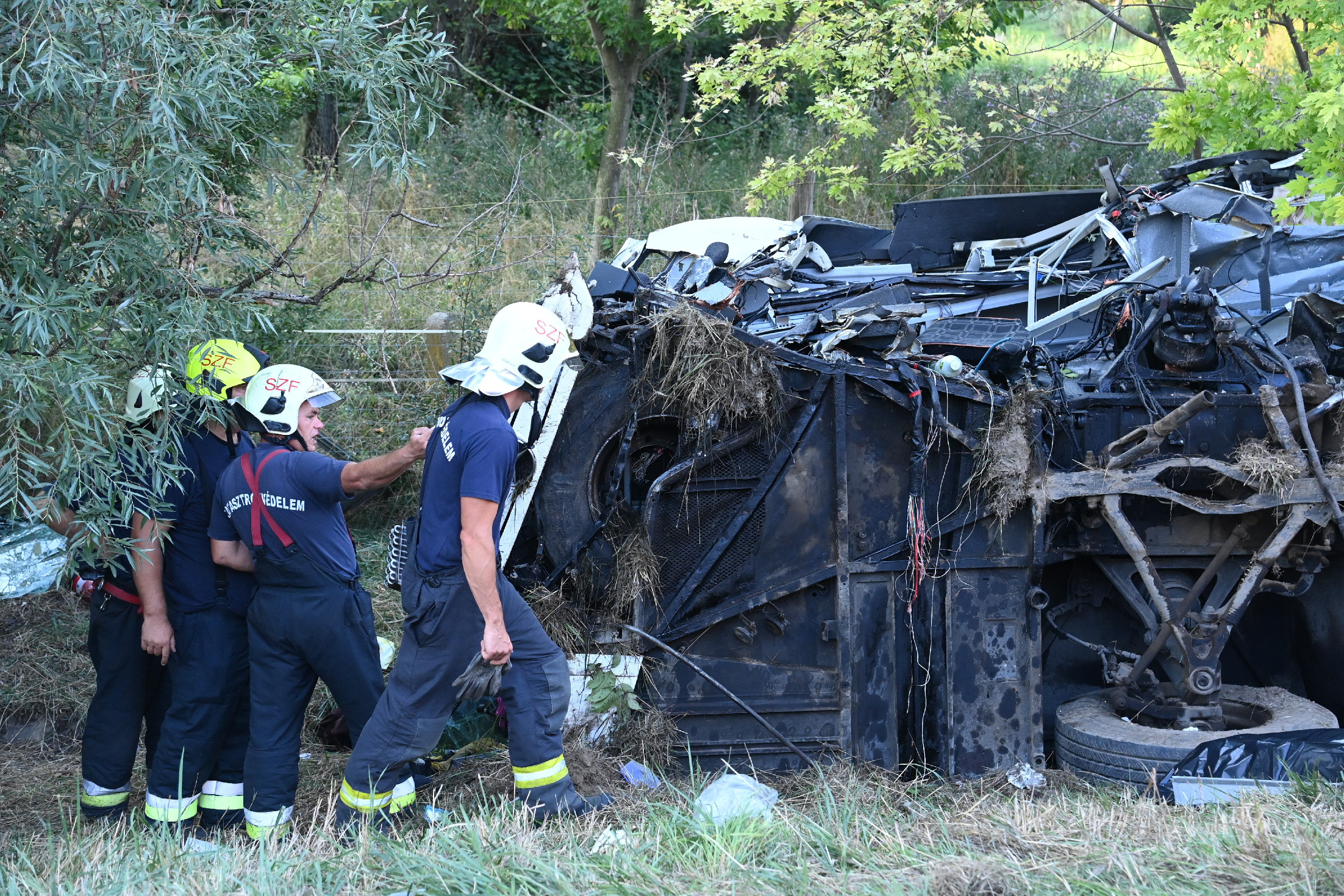 Megjöttek az első fotók az M7-esen történt halálos buszbalesetről