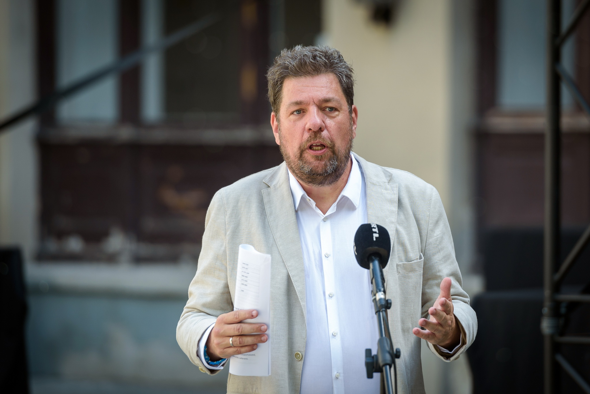 Újabb politikus jelentkezett a Momentum vezetésére