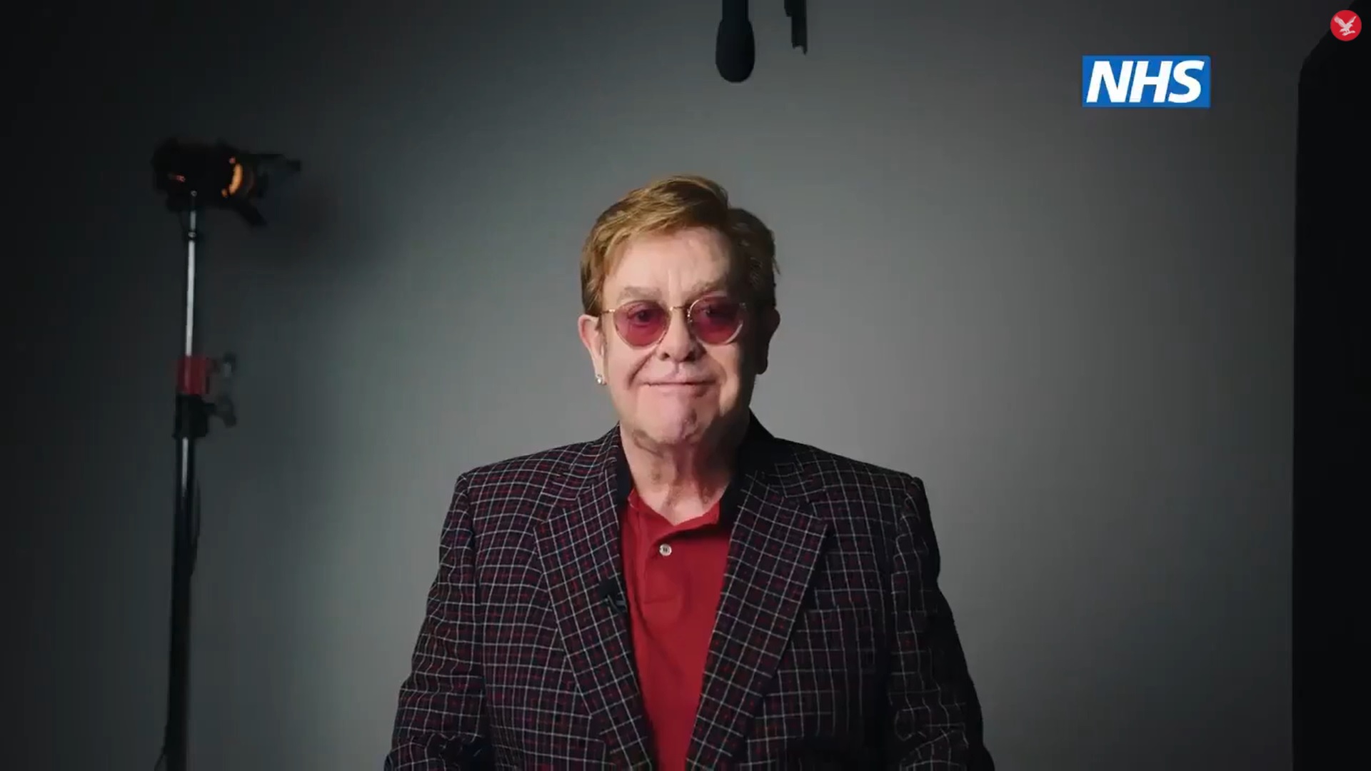 Elton John és Michael Caine vicces reklámban buzdít oltakozásra