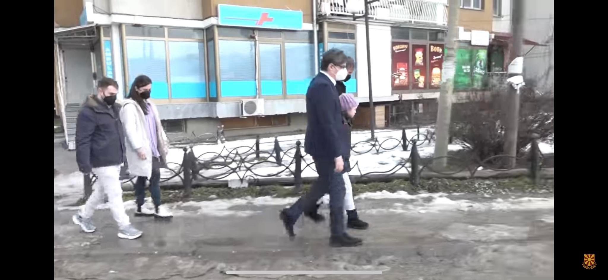 Zaklatták az osztálytársai, ezért az észak-macedón elnök kísérte iskolába a Down-szindrómás kislányt