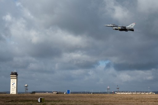 Megjelentek az amerikai F-16-os vadászgépek