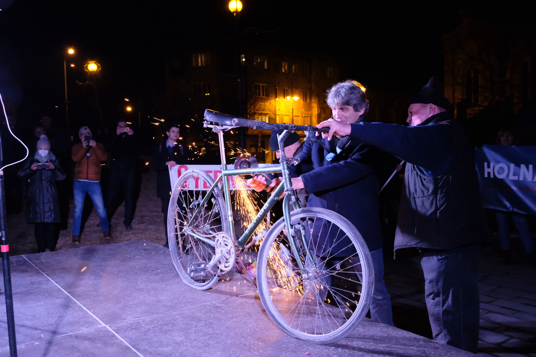 Annyira elegük van a pedagógusoknak, hogy Miskolcon szétflexeltek egy biciklit