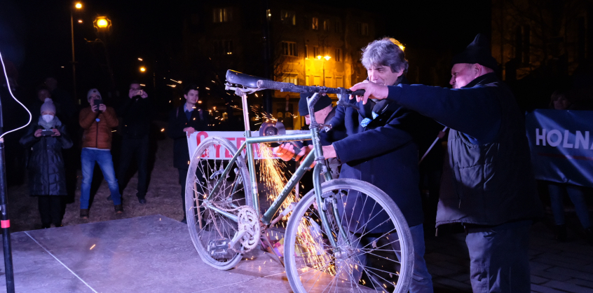 Annyira elegük van a pedagógusoknak, hogy Miskolcon szétflexeltek egy biciklit