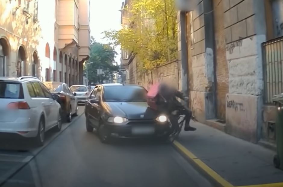 Behajtott az egyirányú utcába, ráhúzta a kormányt a bringásra, később bosszúból el is ütötte