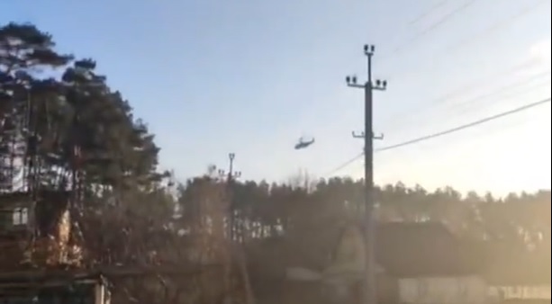 VIDEÓ: Kijevtől északra nagyobb orosz harci helikopter-kötelék lendült támadásba