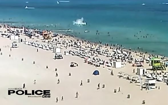 Videó: strandolók mellett csapódott egy helikopter a vízbe