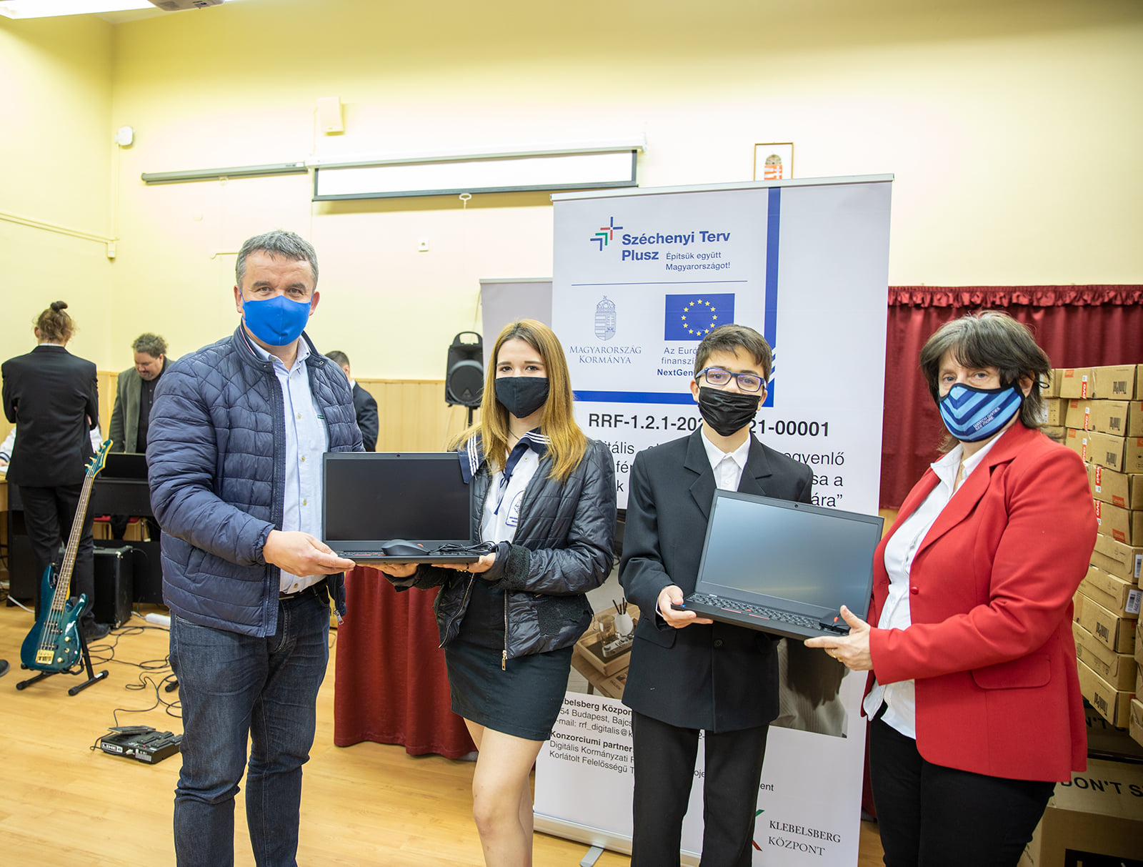 Laptopot osztogatott egy fideszes jelölt egy szekszárdi iskolában