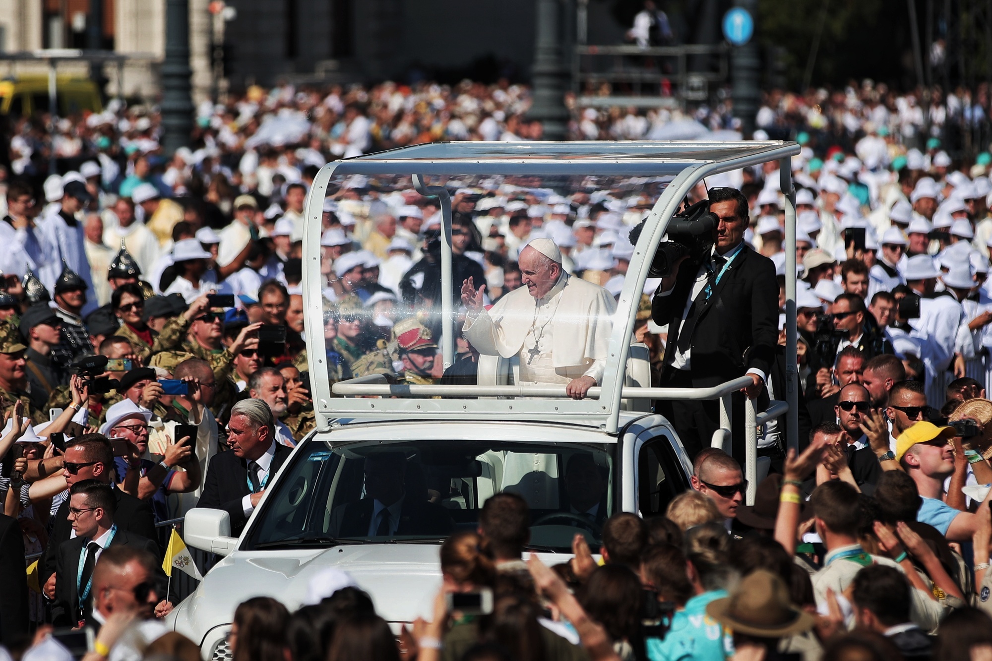 Ferenc pápa a nyugat-európai fogyasztói társadalmat ostorozta, Magyarországon virágzást látott