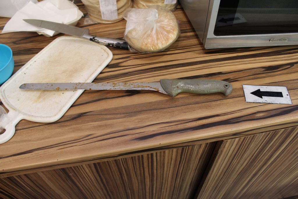 Vádat emeltek a gyrosvágó késsel támadó szakács ellen