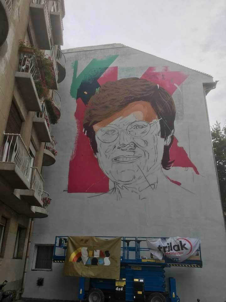 Tűzfalat díszít Karikó Katalin arcképe