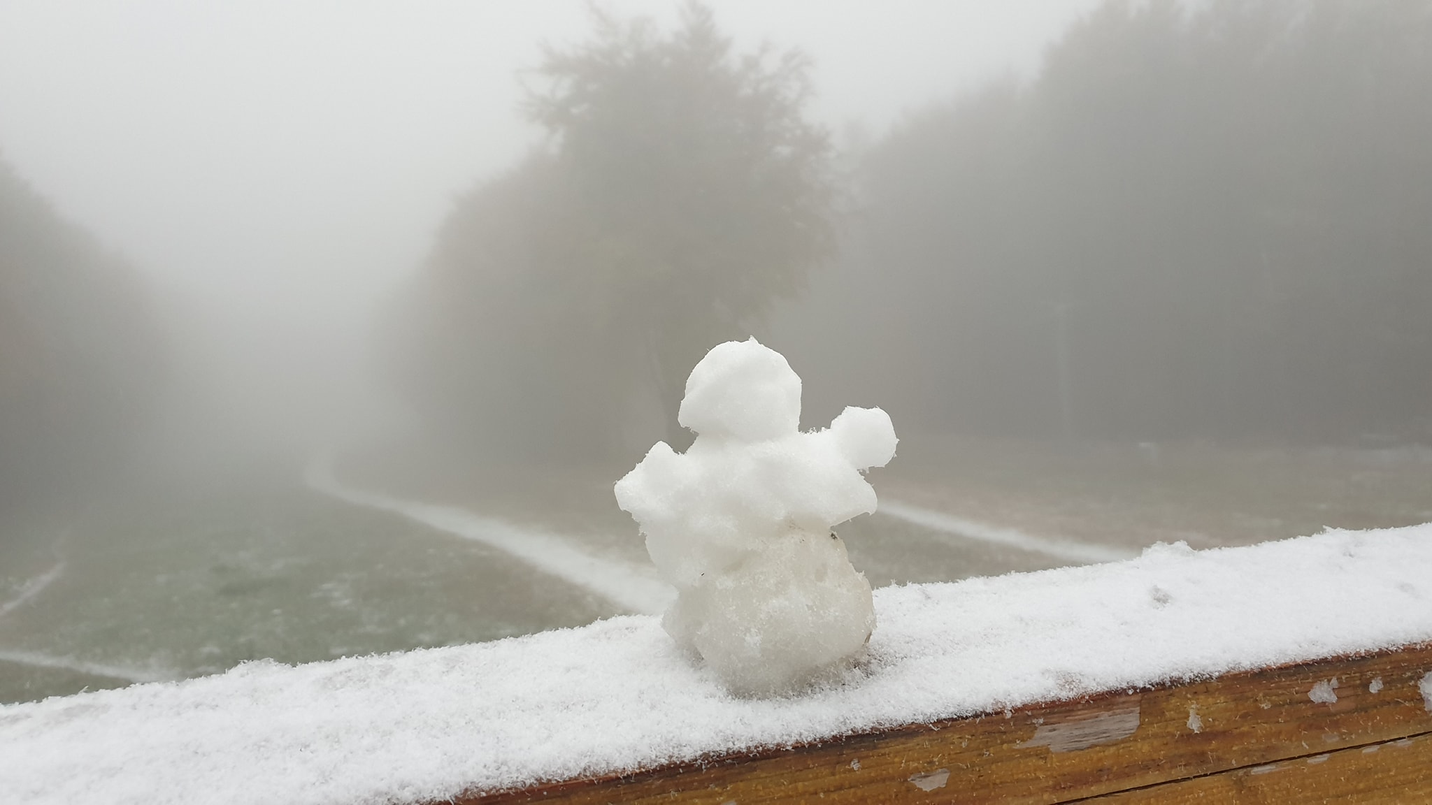 Megjött az első hó, Kékestetőn már minihóembert lehet készíteni