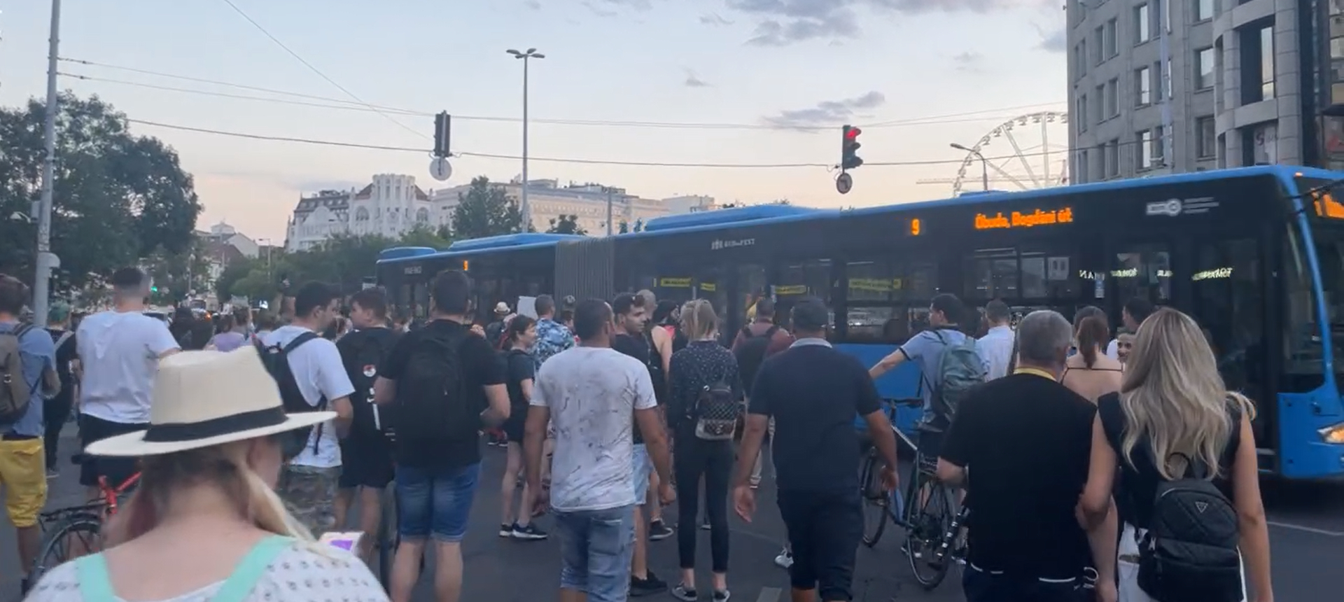 Élő videó: Lezárták az Andrássy utat, és a Deák tér felé tartanak a tüntetők