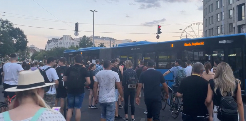Élő videó: Lezárták az Andrássy utat, és a Deák tér felé tartanak a tüntetők