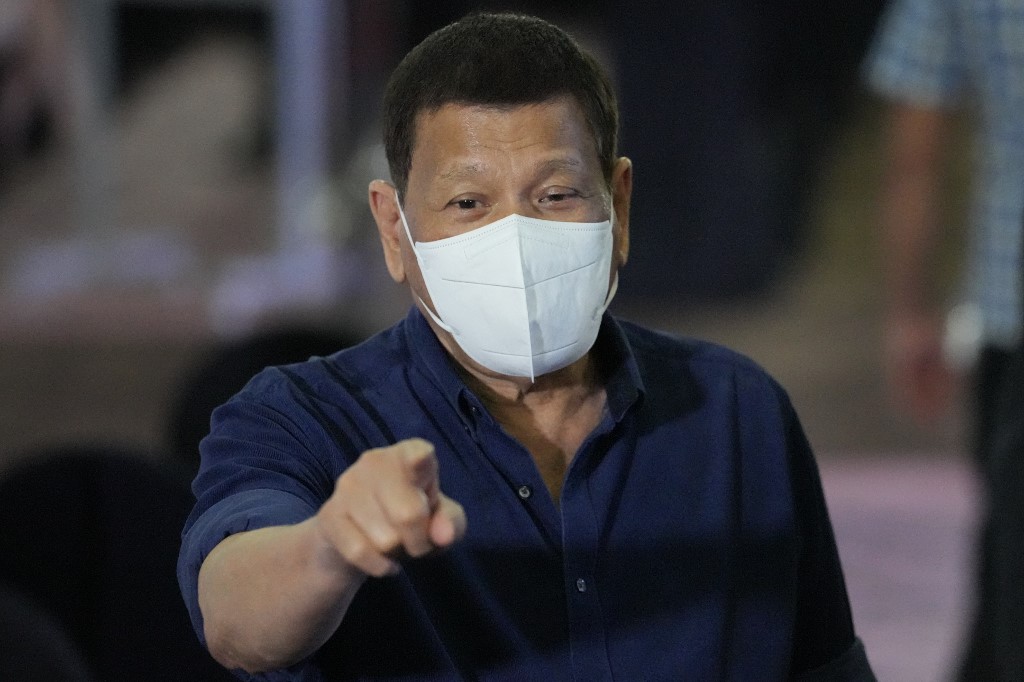 Duterte bekeményít - börtön vár az oltatlanokra