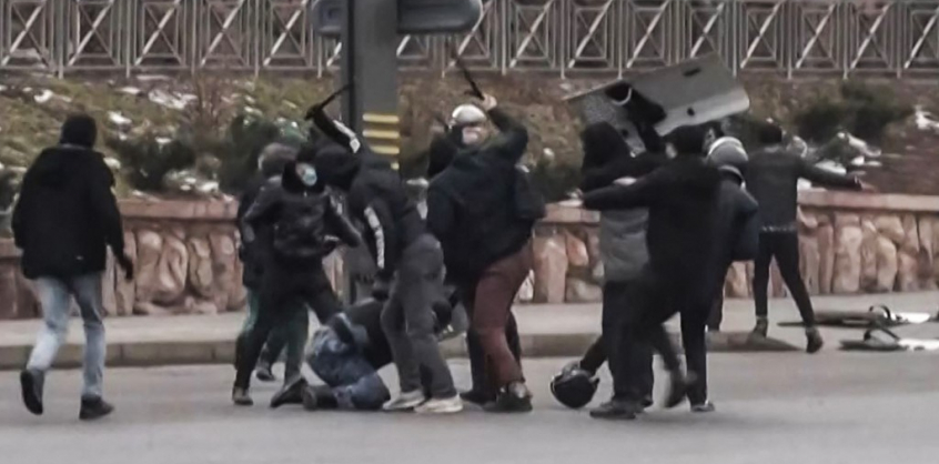 A kazah elnök Oroszország segítségét kérte a tüntetőkkel szemben 