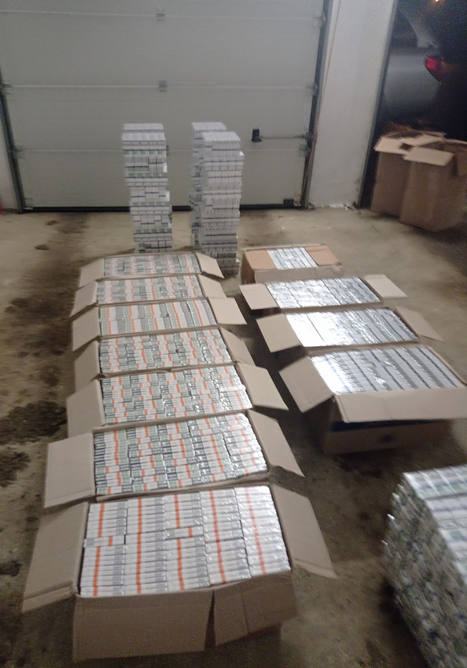Csaknem 11 ezer doboz csempészett cigit találtak a rendőrök egy autóban